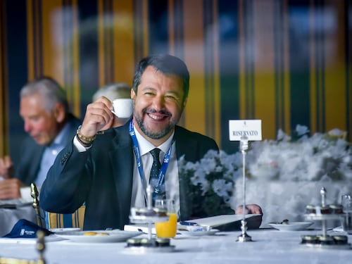 Lo show di Salvini nel salotto. "Italia muore di immobilismo"