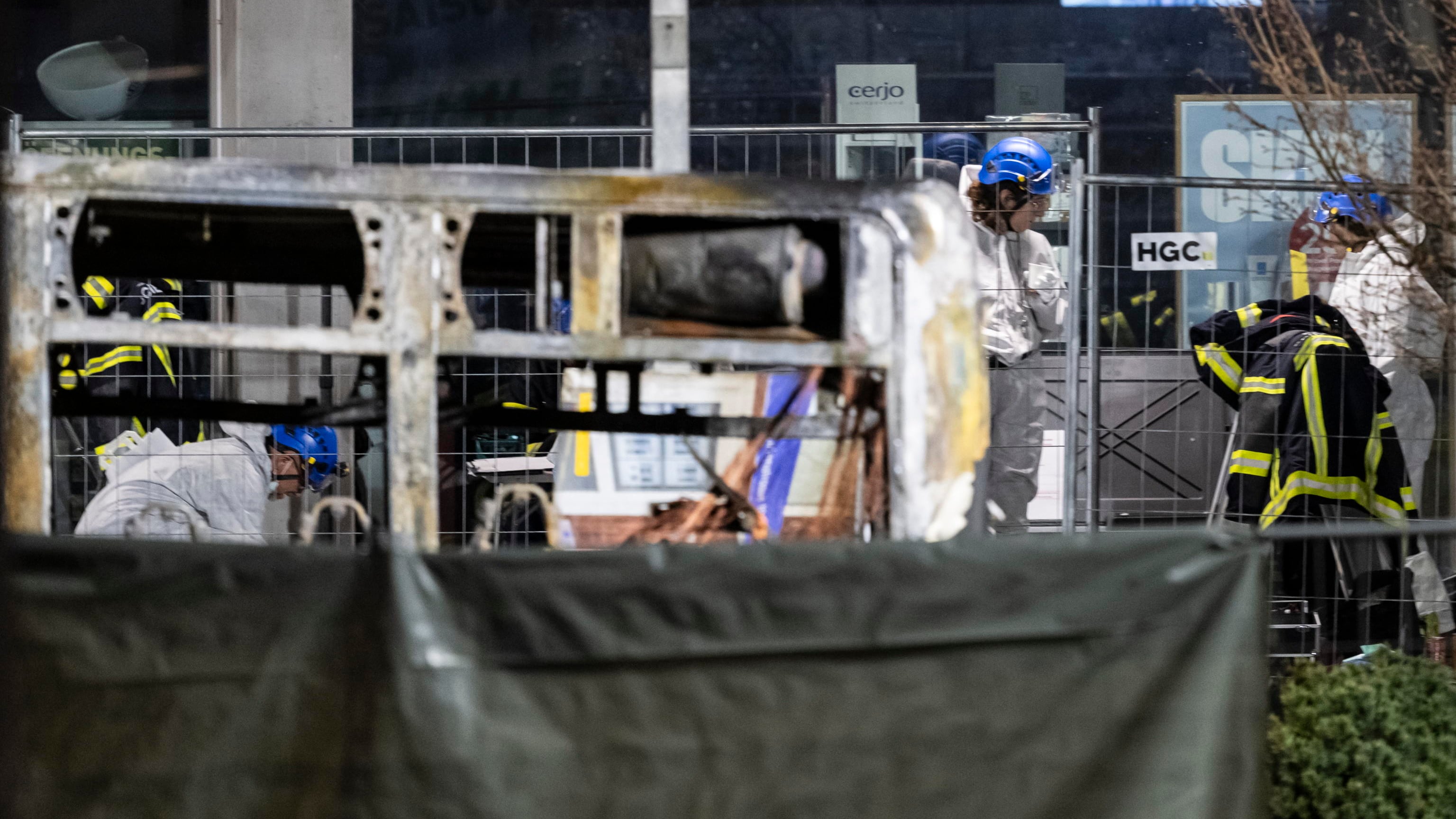 Svizzera, autobus in fiamme: 6 morti e 5 feriti. Testimoni: "Uomo si è dato fuoco"
