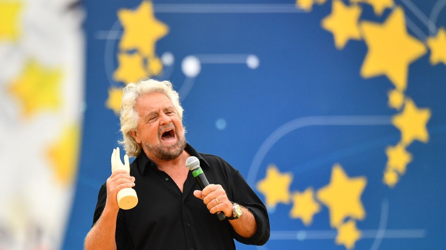 Il 'ritorno' di Beppe Grillo in Rai: "Beneficenza? Si fa in silenzio"