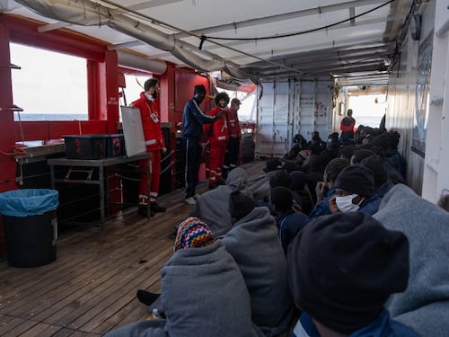 Il Pd molla i migranti: silenzio sull'invasione