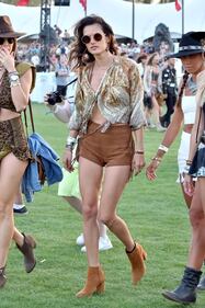 Alessandra Ambrosio, topless con ventaglio 16