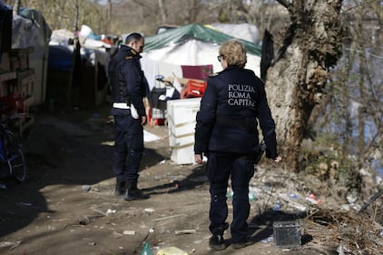 Roma, i vigili sgomberano una baraccopoli abusiva a Ponte Marconi 3