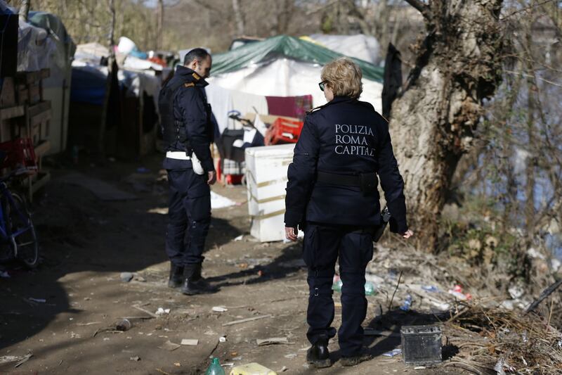 Roma, i vigili sgomberano una baraccopoli abusiva a Ponte Marconi 3