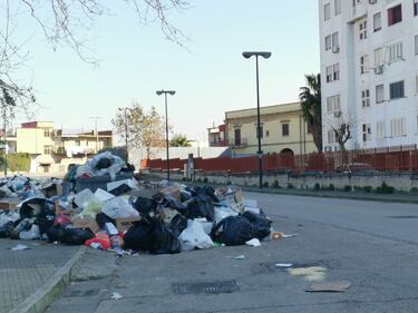 Napoli, le discariche di rifiuti davanti alle scuole 1