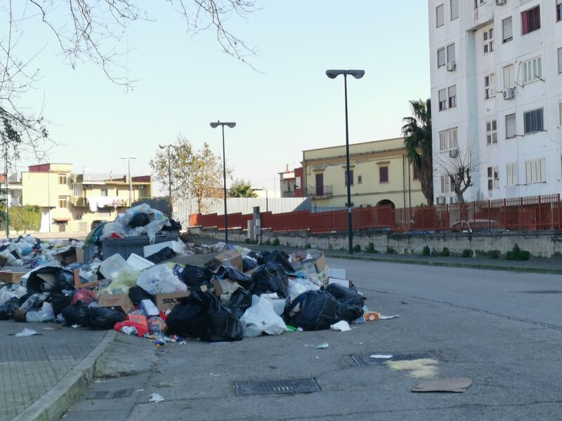 Napoli, le discariche di rifiuti davanti alle scuole 1