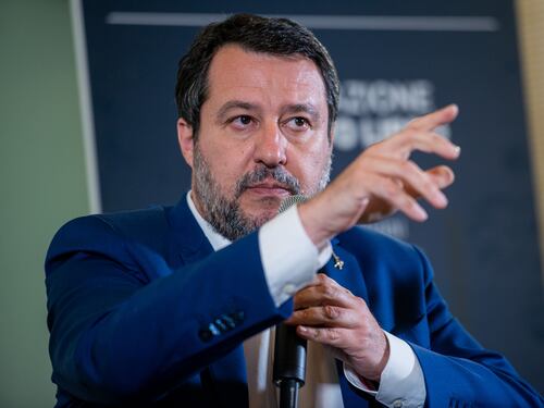 Salvini: "Rispetto Mattarella, ma non Macron"