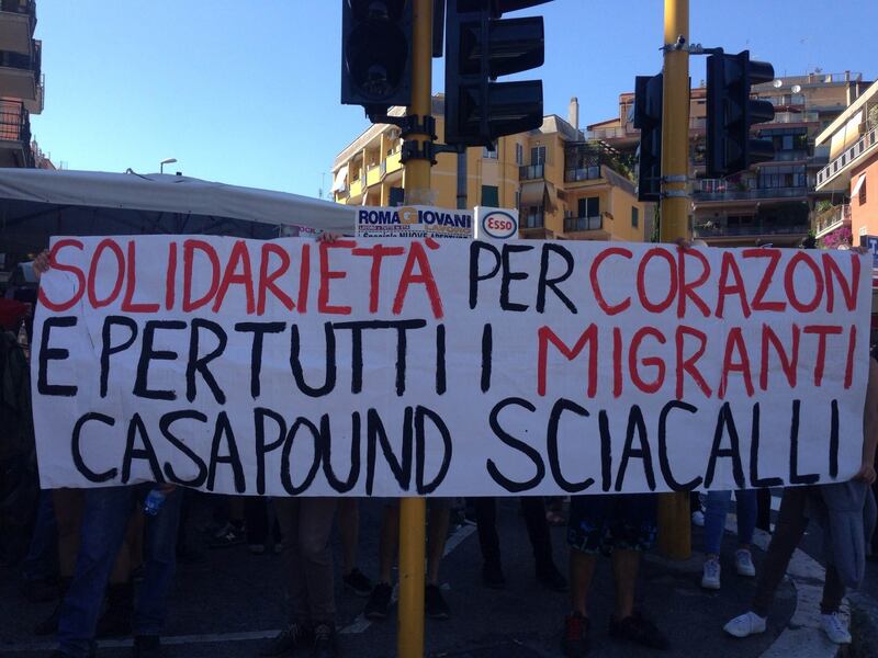 La polizia carica gli antagonisti 2