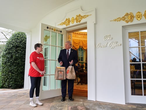 Rider consegna hamburger e patatine alla Casa Bianca. Ad aprire la porta è Trump in persona