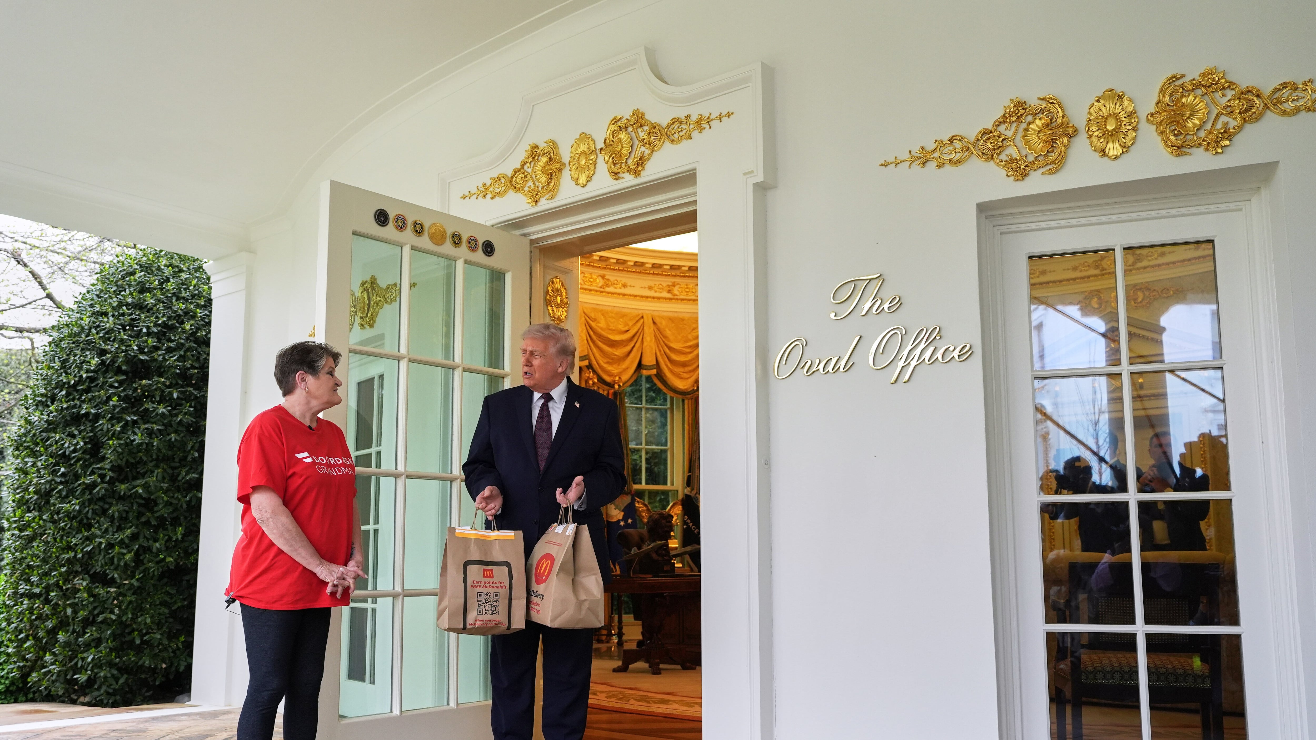 Rider consegna hamburger e patatine alla Casa Bianca. Ad aprire la porta è Trump in persona