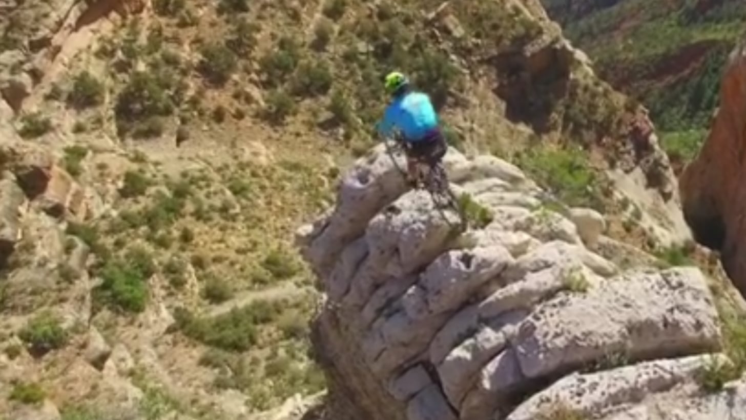 Brumotti sfida la morte tra le gole del Grand Canyon