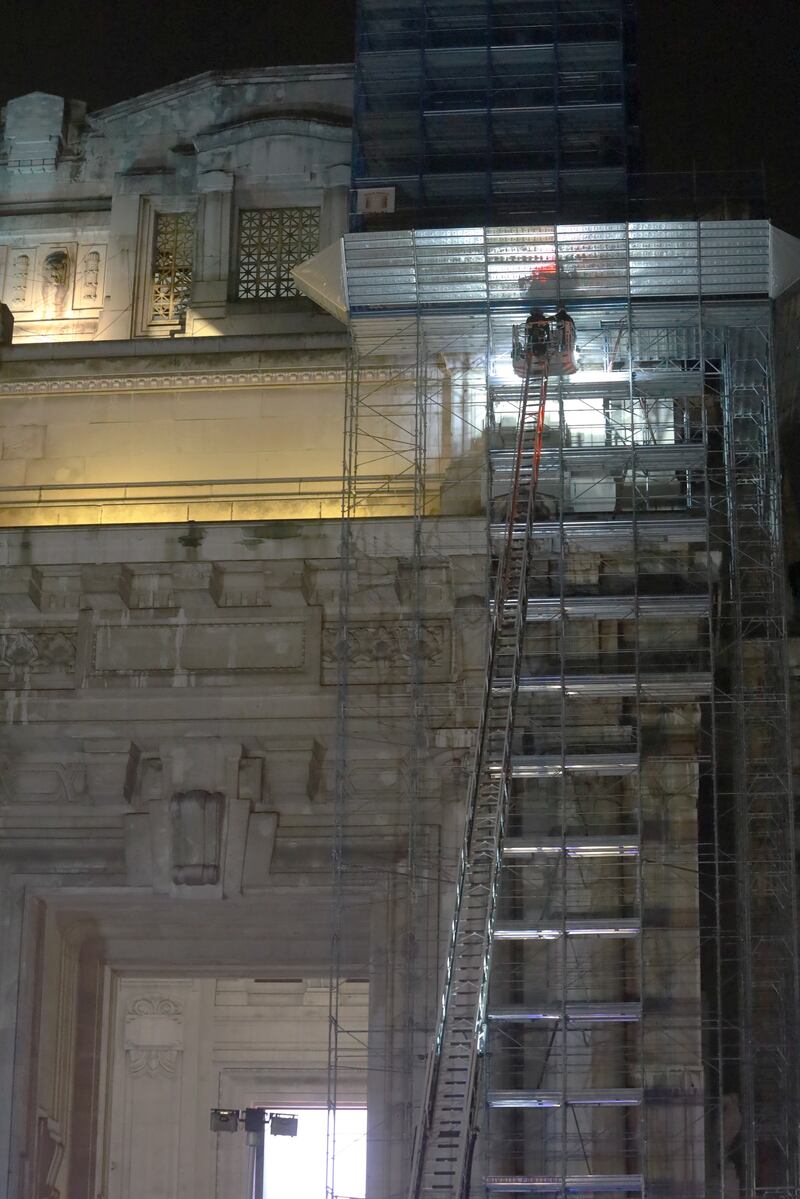 Milano, un uomo si arrampica sulla facciata della stazione Centrale 13