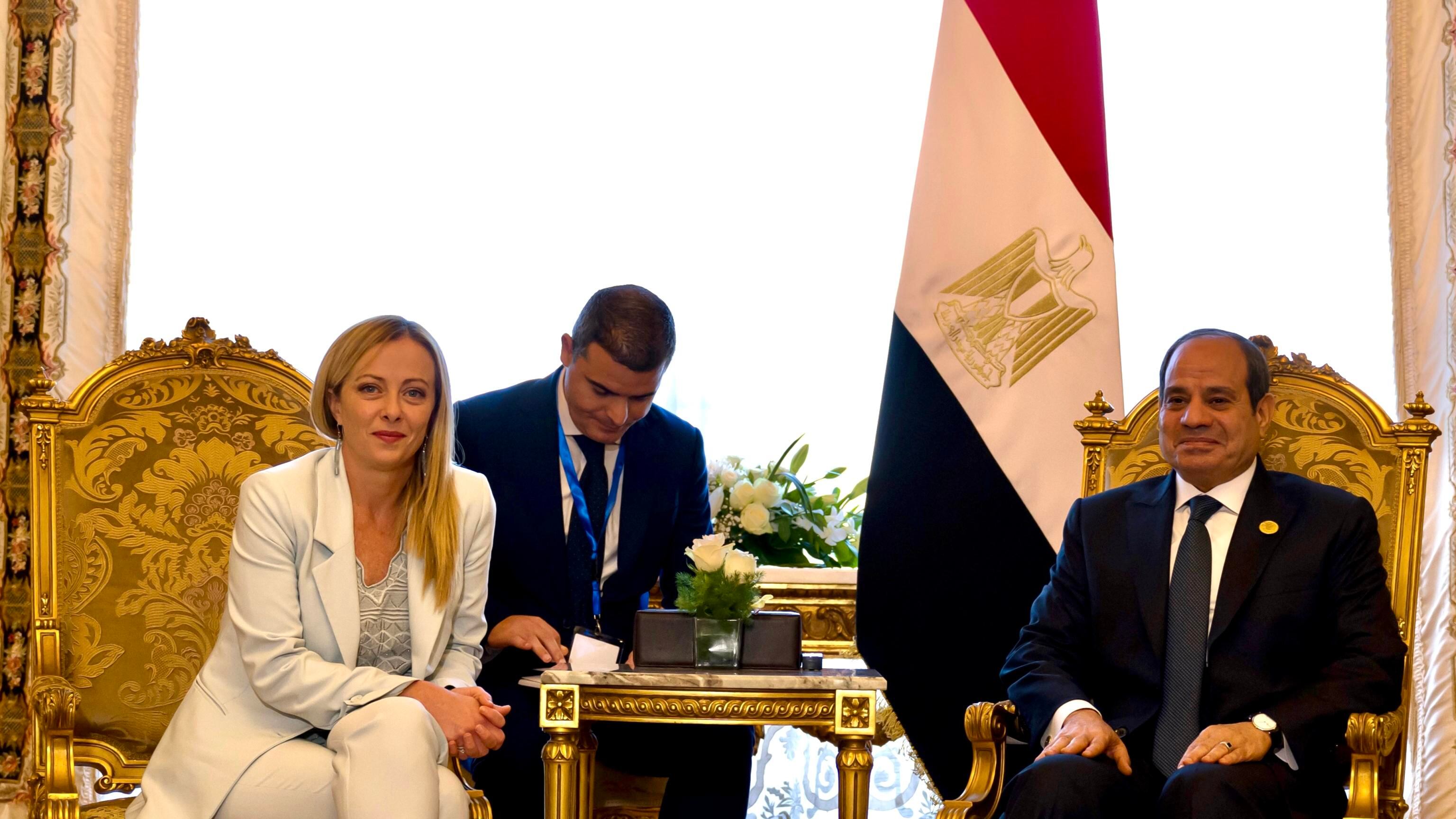 Flop del Cairo. Meloni vola da Bibi