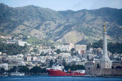 La Ocean Viking entra nel porto di Messina  8