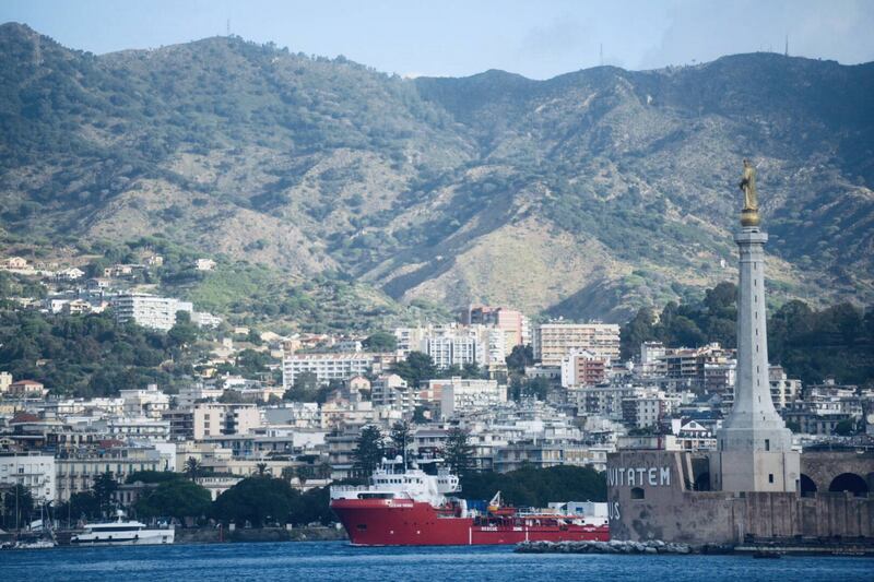 La Ocean Viking entra nel porto di Messina  8