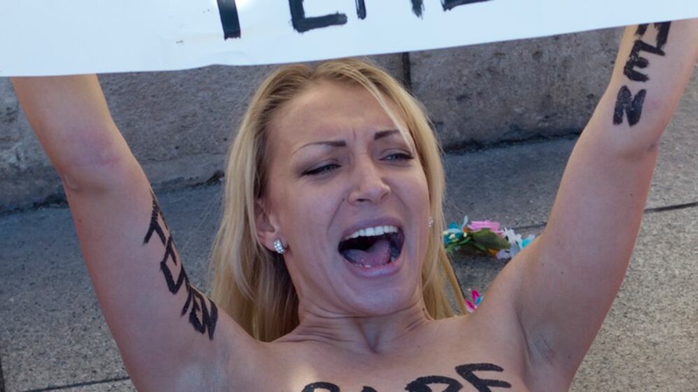 Femen profanò Notre Dame: Macron la nomina consulente