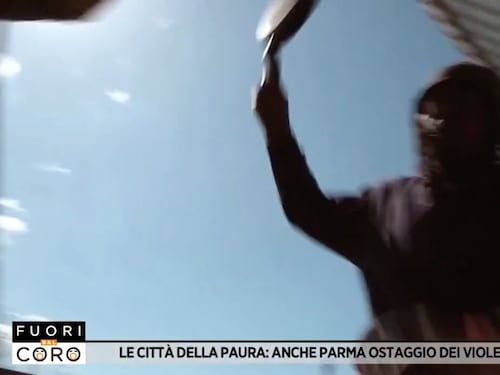 "Vai fare in..." e l'immigrato aggredisce la troupe di Fuori dal Coro: ecco cosa è successo