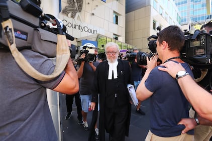 La manifestazione contro il cardinale Pell fuori dal tribunale di Melbourne 2