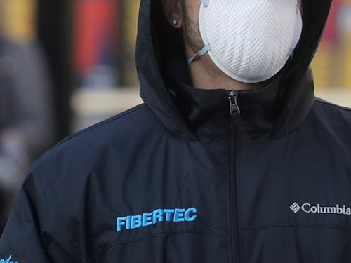 Rapina una farmacia con una mascherina sul viso
