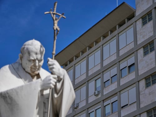 Notte tranquilla per il Papa in ospedale: si è alzato e ha fatto colazione. Trump: “Spero si rimetta”