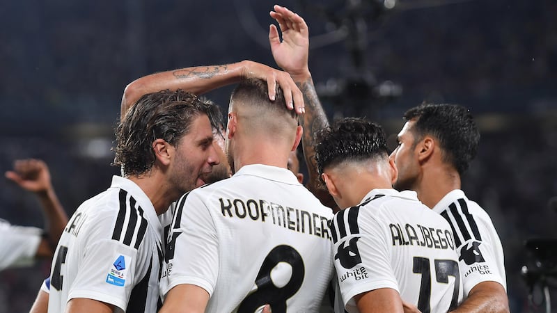 La Juve supera il Parma con due gol nella ripresa e raggiunge il Milan in vetta alla classifica