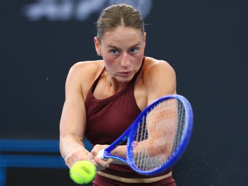 Tennis, l'ucraina Kostyuk non dà la mano a Sabalenka e accusa: "Gioco con un peso sul cuore"