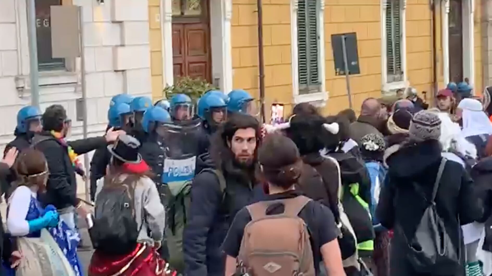 Calci a un poliziotto a terra e aggressioni: tre arresti per il Carnevale "No Ponte"