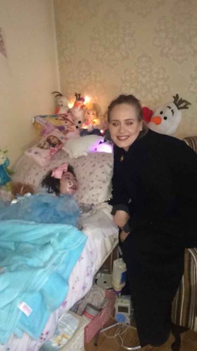 Durante il tour a Belfast, Adel fa visita ad una fan malata 1