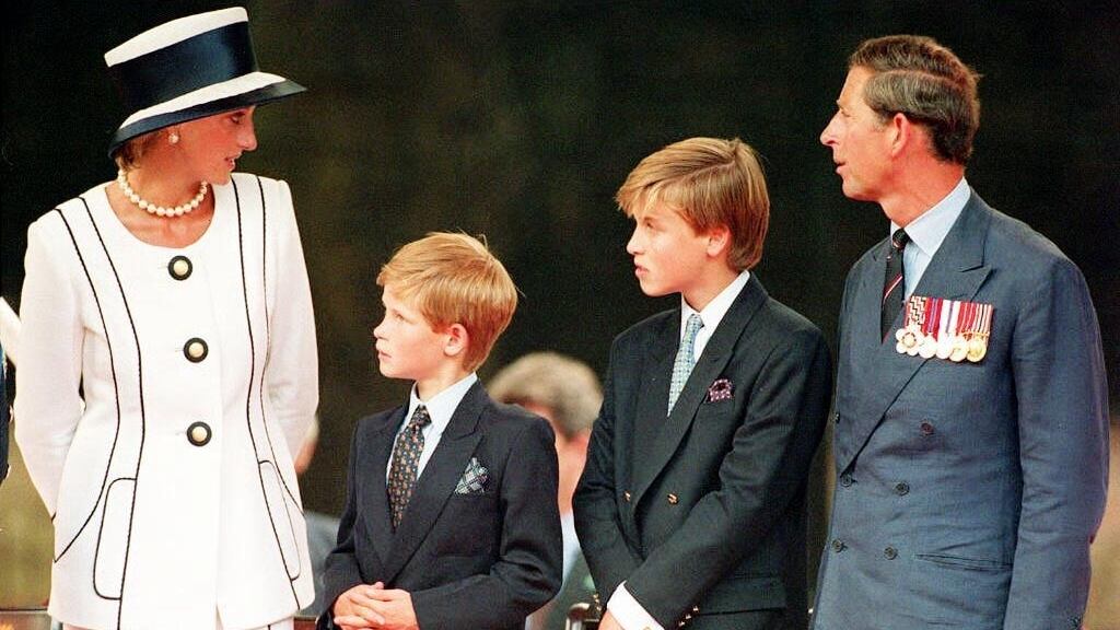 La morte di Diana, i tradimenti di Carlo e l'umiliazione di Elisabetta: cosa c'è di vero in The Crown