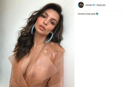 Emily Ratajkowski sexy con l'anello su Instagram  3