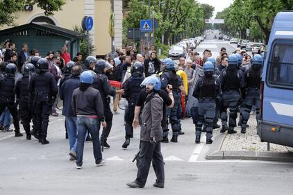 Massa, scontri e feriti al comizio di Salvini 6