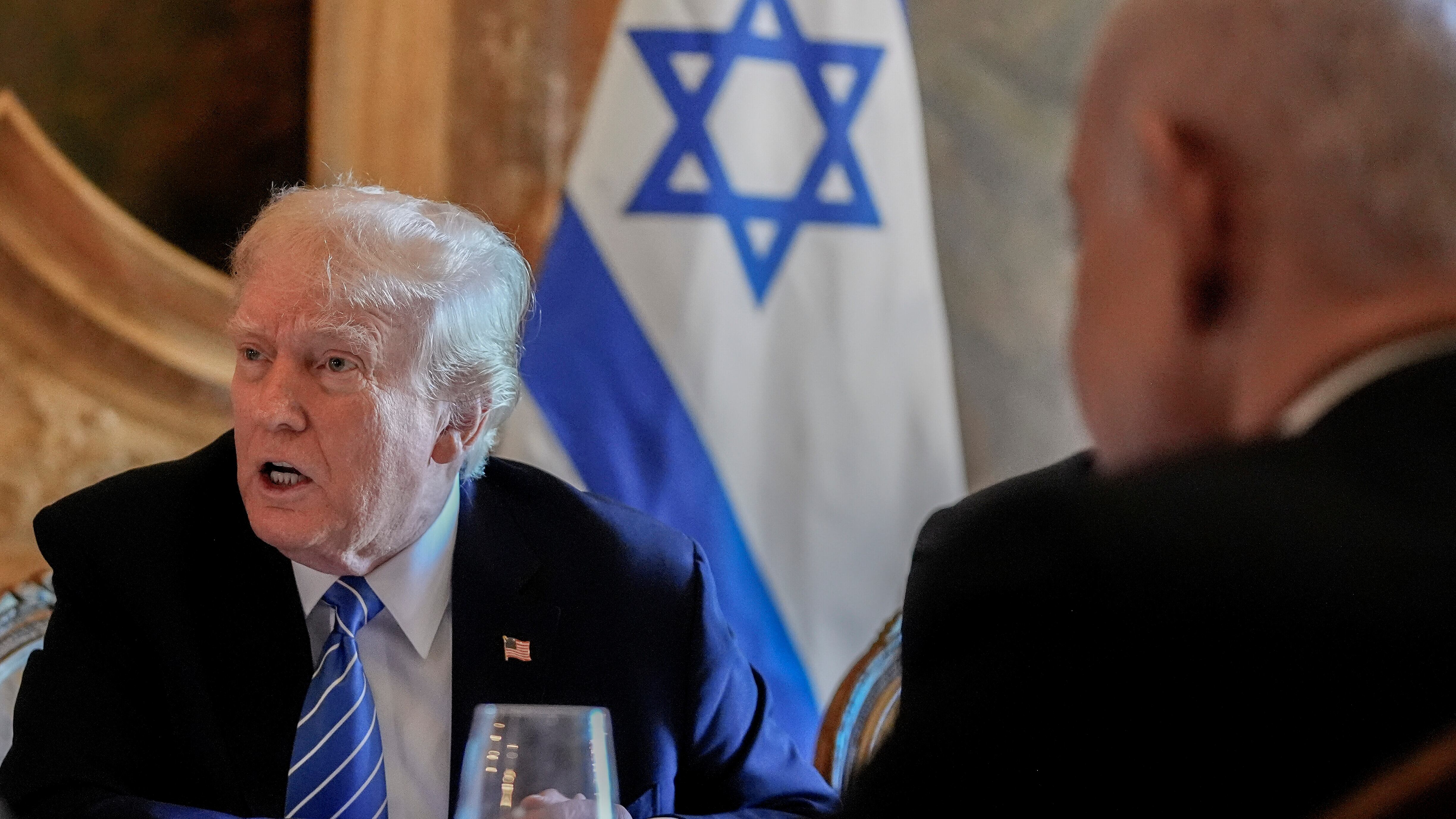 Trump incontra Netanyahu senza benda e gli mostra la ferita