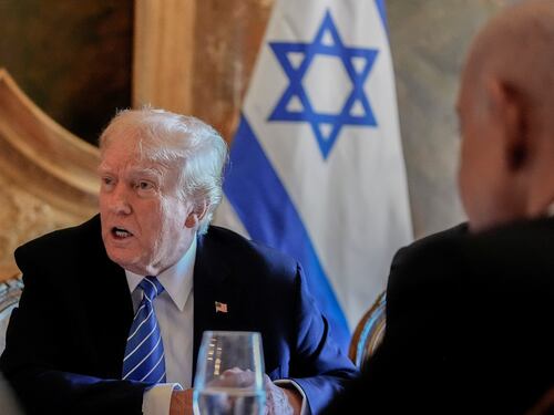 Trump incontra Netanyahu senza benda e gli mostra la ferita