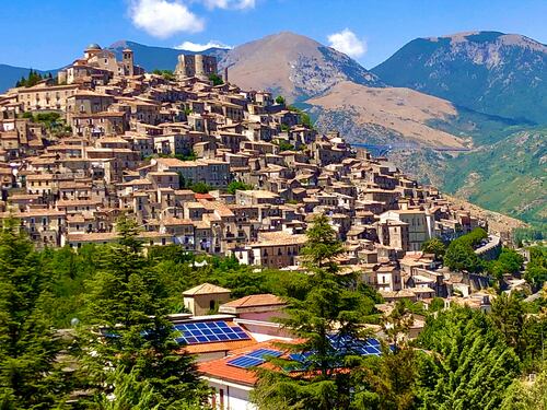 Peccioli, Maratea e Soave. I borghi conquistano i social