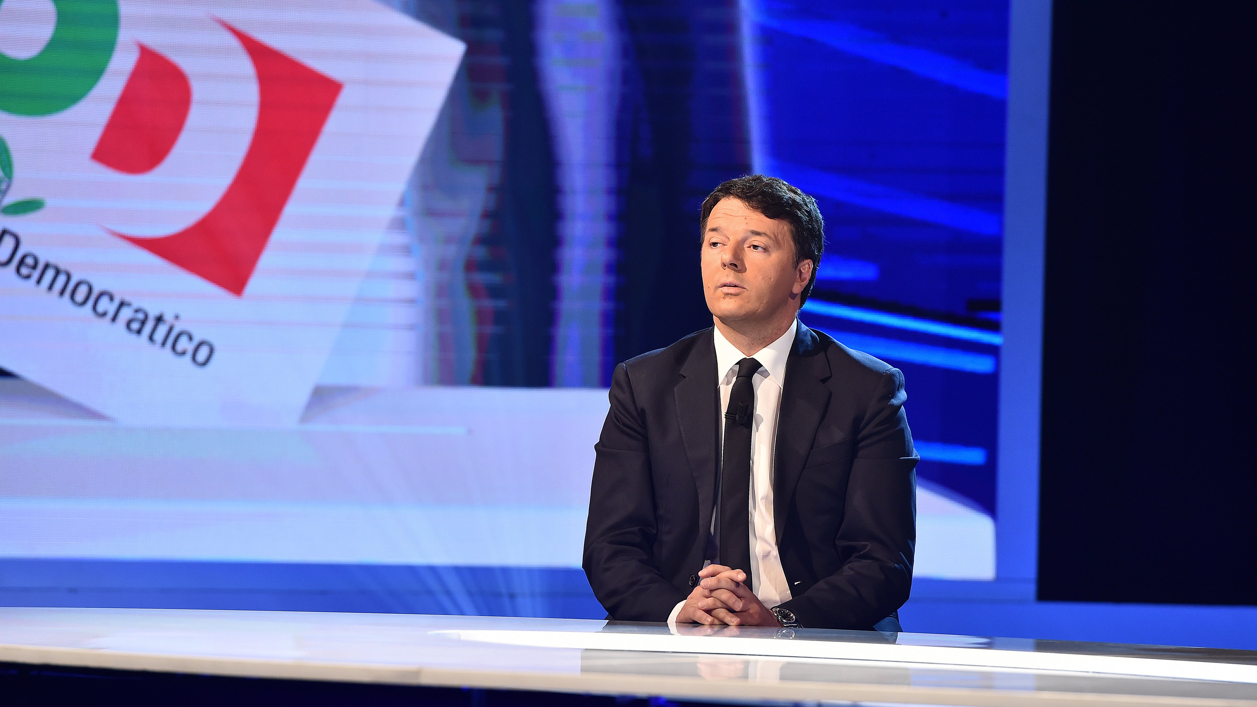 Lo strano patto tra l'ex premier e "Repubblica"