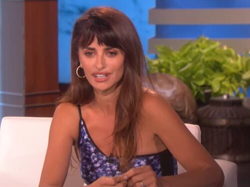 Penelope Cruz dona materiale sanitario all'ospedale di Madrid al collasso