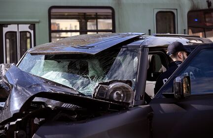 Paura per Immobile, si schianta contro un tram a Roma: le immagini dell'incidente 4