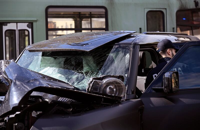 Paura per Immobile, si schianta contro un tram a Roma: le immagini dell'incidente 4