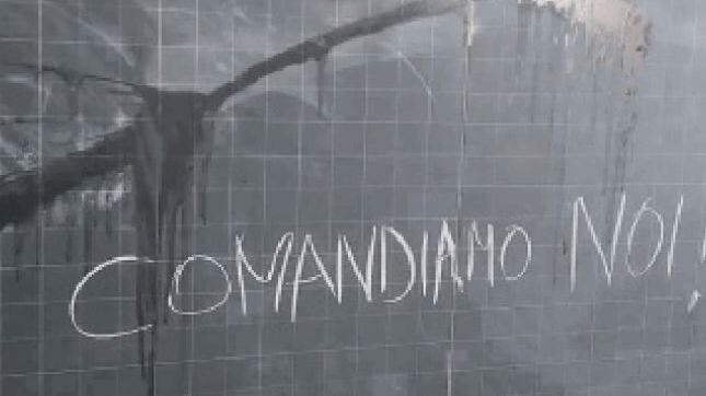 "Qui comandiamo noi...". E devastano la scuola