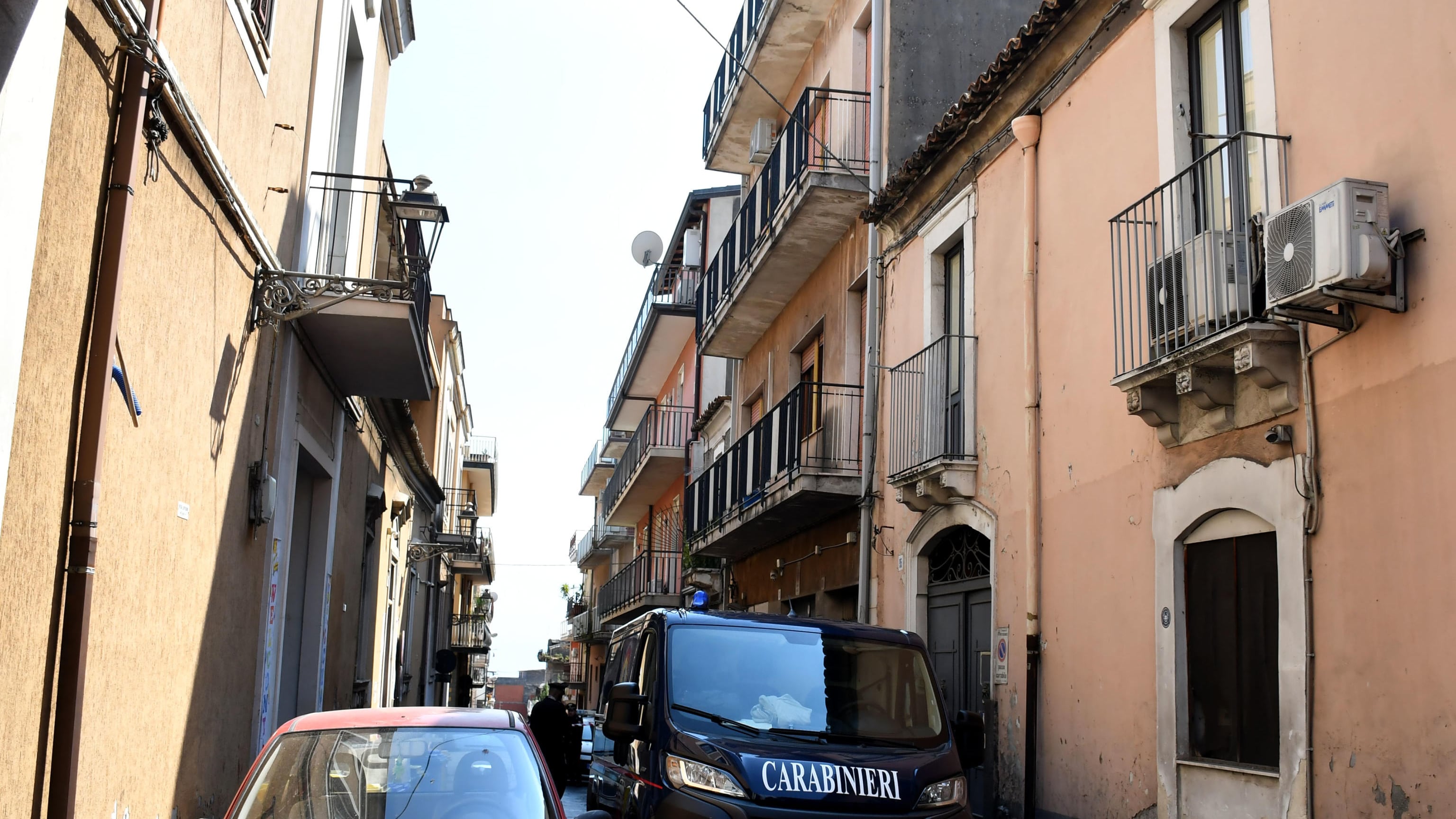 Carabinieri e polizia locale sul luogo dove una bambina, sembra di pochi mesi, � stata lanciata in strada da un balcone ed � successivamente morta a Misterbianco, 30 aprile 2025.
ANSA/Orietta Scardino
