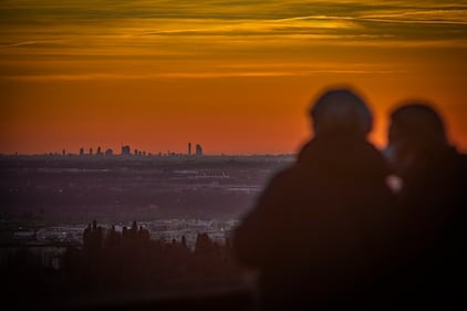 Il vento spazza via nubi e smog: da Bergamo si vede lo skyline di Milano 13