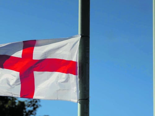 Birmingham s’inchina all’islam: “Bandiera inglese vietata”