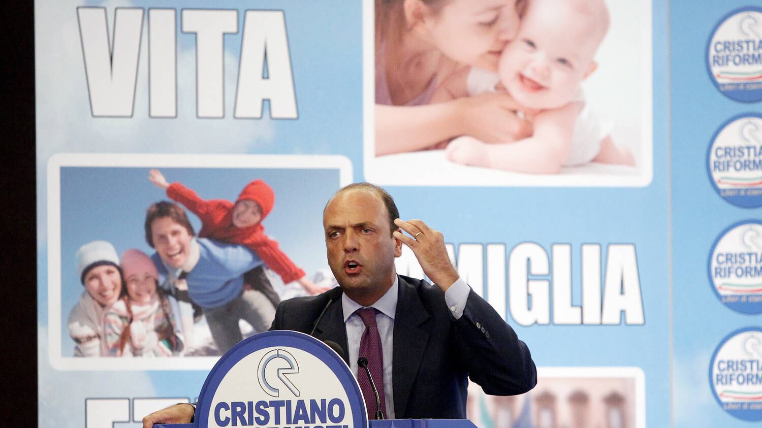 Il Cavaliere rinvia il debutto e lascia la scena ad Alfano: "Io? Resto al fianco di Silvio"