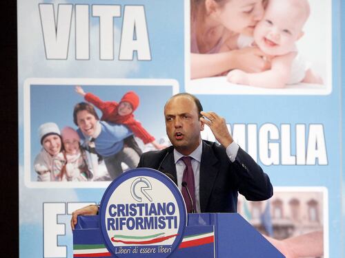 Il Cavaliere rinvia il debutto e lascia la scena ad Alfano: "Io? Resto al fianco di Silvio"