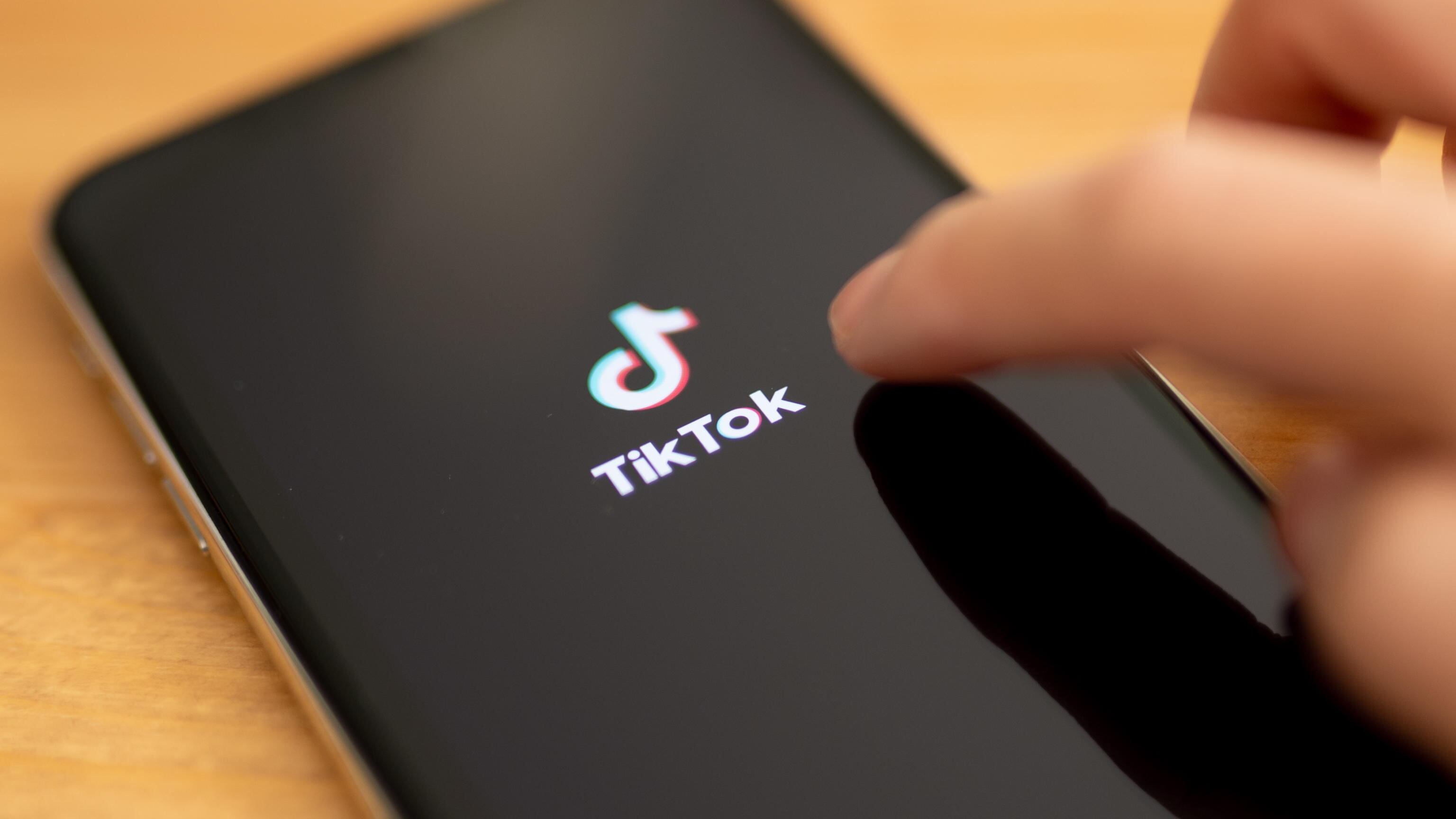 "Diffonde contenuti illegali": l'ultimatum dell'Ue a Tik Tok su Israele