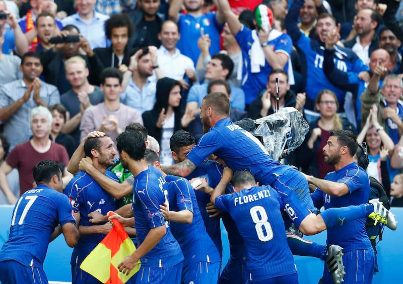L'esultanza degli azzurri dopo il gol del vantaggio segnato da Chiellini