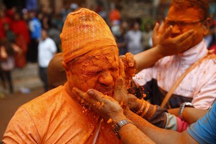 Bhaktapur si colora per il festival nepalese del Sindoor 4