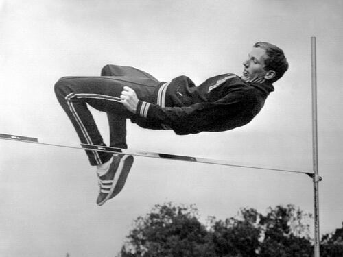 L’ultimo salto di Dick Fosbury, l’uomo che rivoluzionò l’atletica è morto a 76 anni
