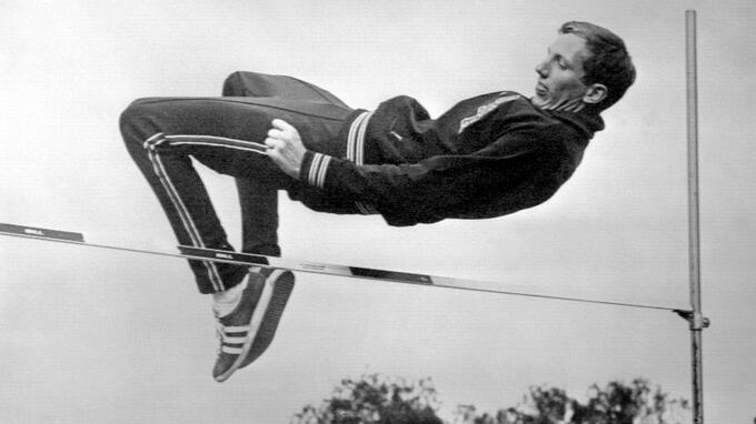 L’ultimo salto di Dick Fosbury, l’uomo che rivoluzionò l’atletica è morto a 76 anni