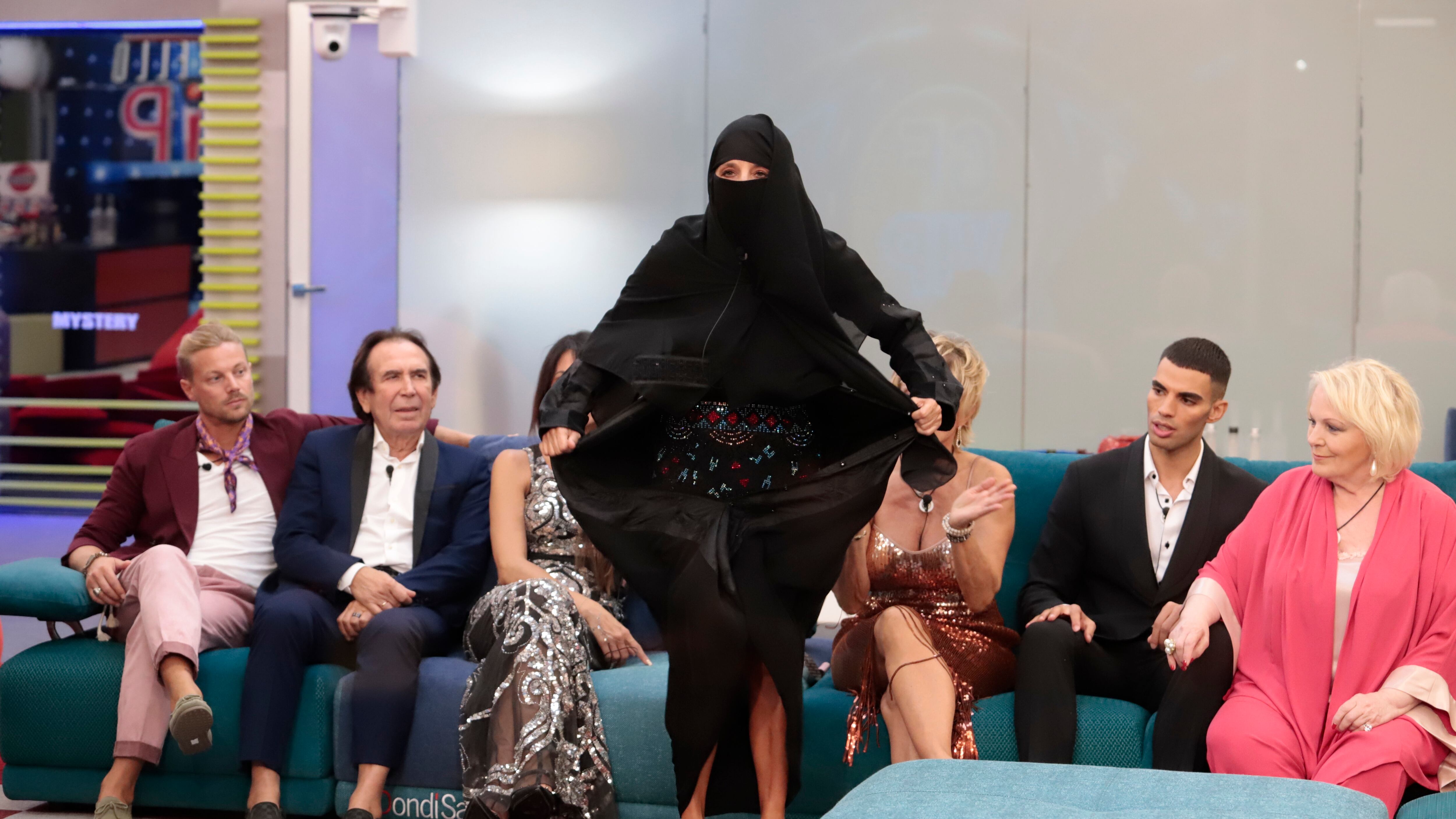 Quando la smania di visibilità sfrutta le disgrazie altrui: il niqab di Jo Squillo