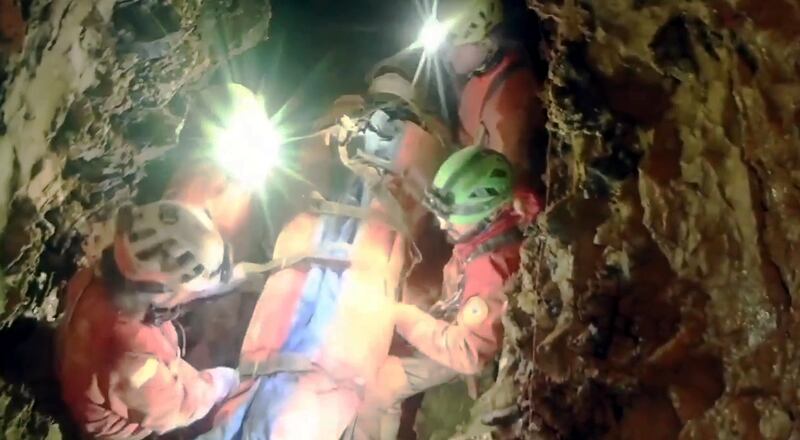 Il salvataggio della speleologa dall'Abisso Bueno Fonteno 1